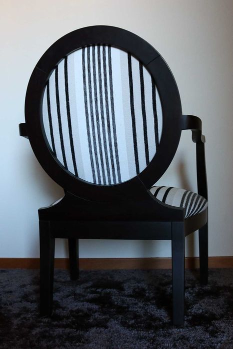 Cadeirão de sala preto e branco