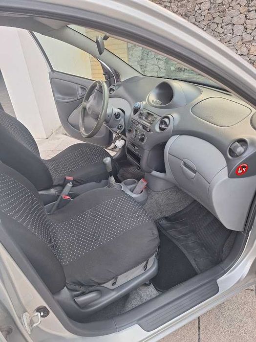 Toyota Yaris 2001 em bom estado