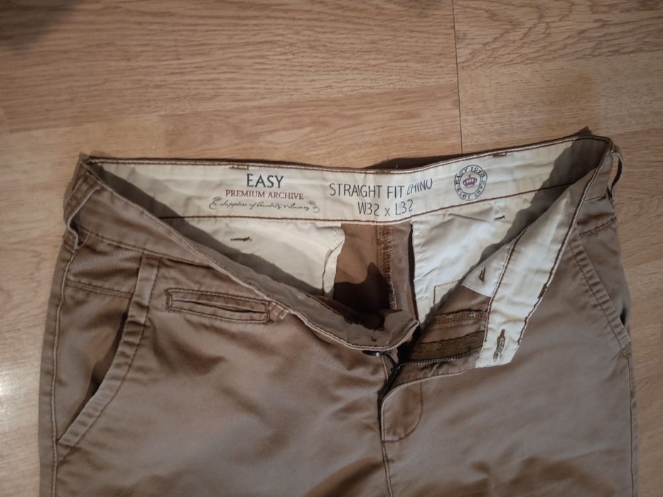 Brązowe spodnie chino męskie – klasyczny krój