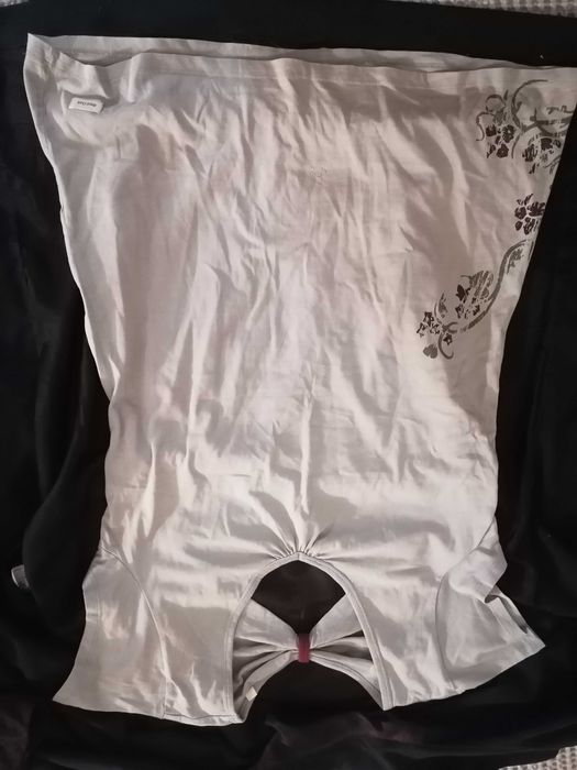 T-shirt com triângulo nas costas