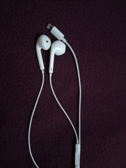 Провідні навушники apple.