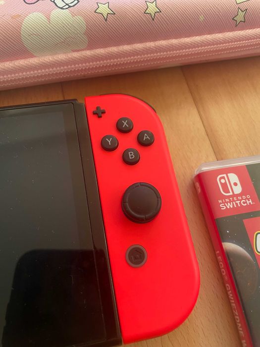 Nintendo Switch OLED + 2 gry + etui
