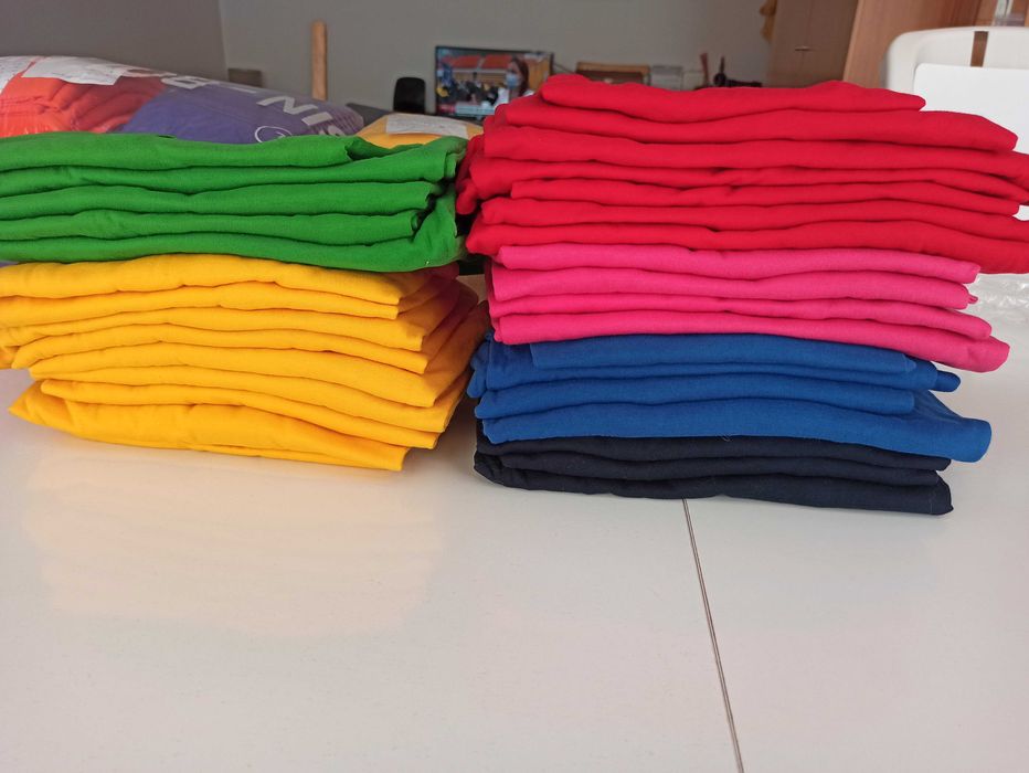 Pack com 49 T-Shirts novas, prontas para personalizar.