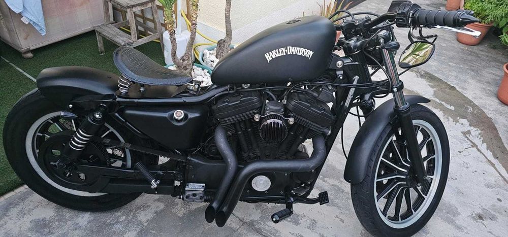 Harley Davidson Sportster 883 em estilo Bobber Custom