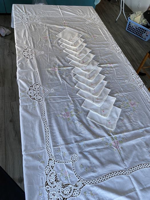 Toalha de mesa algodão com renda e bordado manual e 12 guardanapos