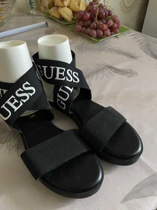 Женские босоножки GUESS