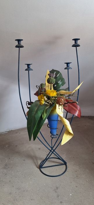 Mesa de centro, candelabro com jarra e porta cd's.