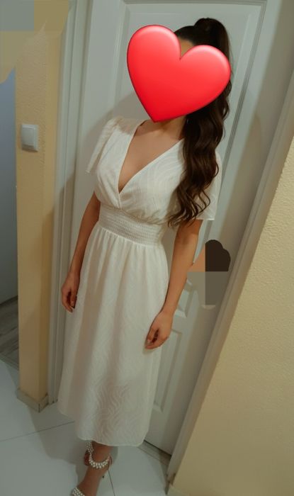 S piękna sukienka okazja tanio
Kremowa, delikatna 
Talia na gumce
Brak