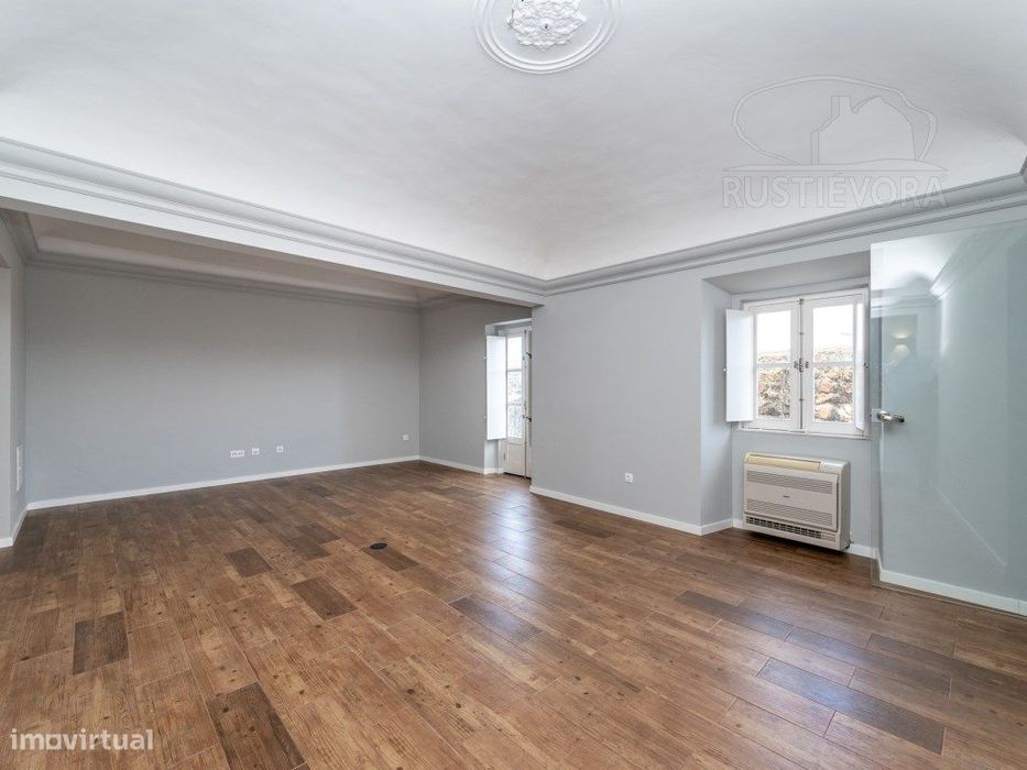 Moradia Bifamiliar T3 de 1º andar com amplo terraço na cobertura