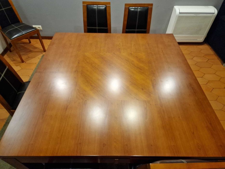 Sala de jantar em castanho