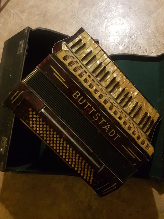 Аккордеон Buttstadt. 120 басов. Немец.  Отличное сост.  Чехол