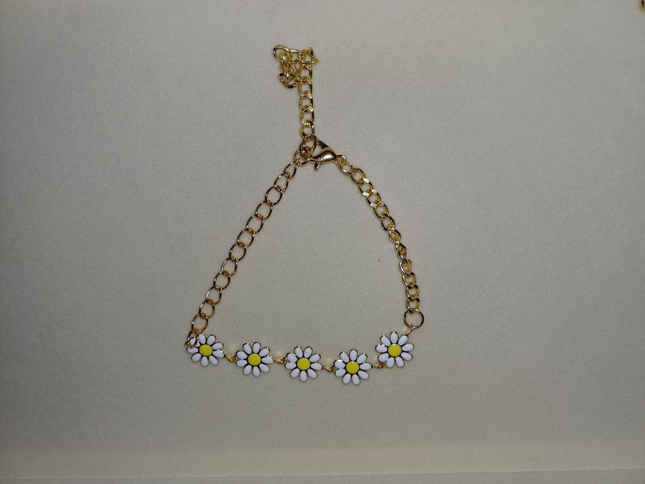 Pulseiras prateadas e douradas com pingentes e pérolas. Novas. 1,50€ c