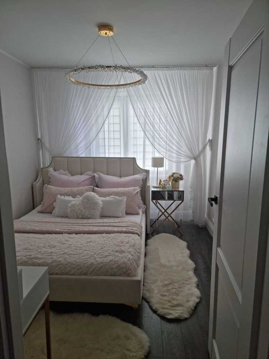 Sypialnia łoże ozdobne pinezki gwoździe łóżko glamour king panele