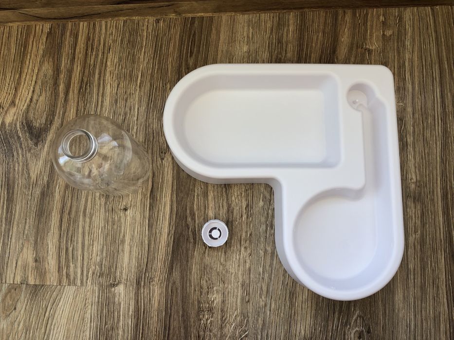 Миска для кошек и собак с автопоилкой.