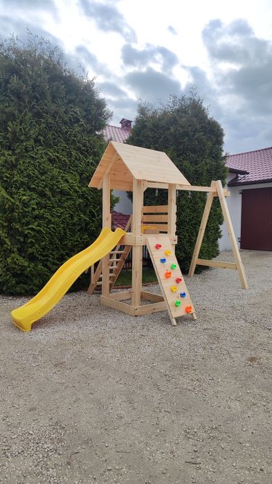 Solidny Domek dla dzieci z hustawką i wspinaczką.