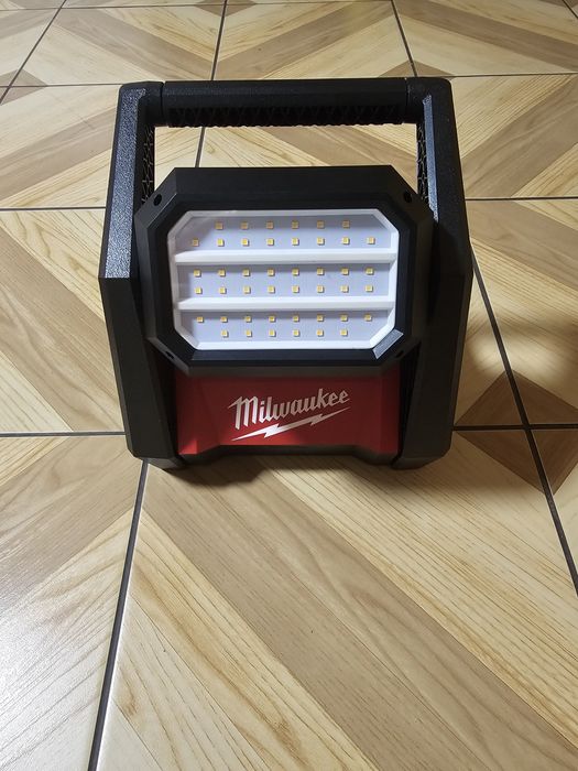 Lampa strefowa przenośna  podłogowa robocza  Milwaukee HOAL ( 2366-20