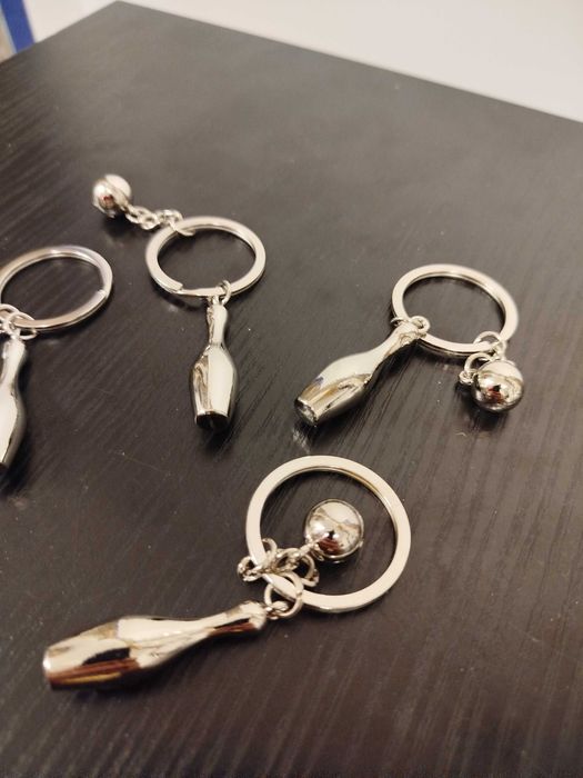 Brelok kręglarski – mini kręgiel i kula, metalowy, elegancki brelok