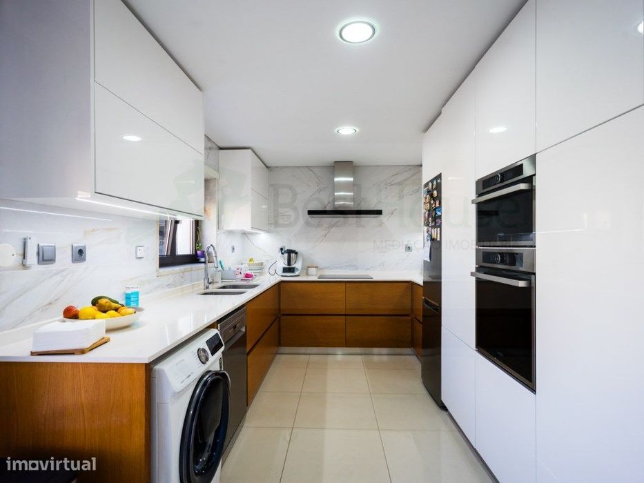 T3 Queluz - Centro com Garagem para 3 carros , suite e terraço.