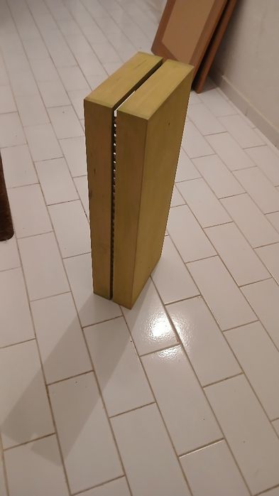 Porta DVD em madeira.