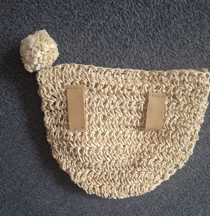 Mała torebka ze słomy typu nerka