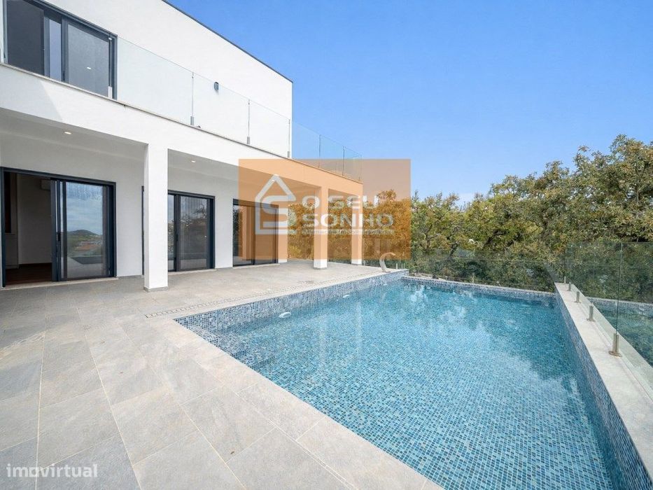 Moradia Contemporânea T5 de Luxo com Piscina