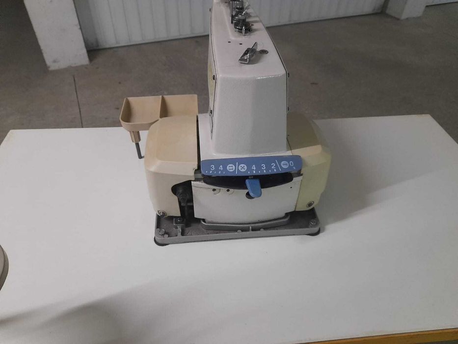 Máquina de pregar botões sewmaq 2e4furos e em cruz.