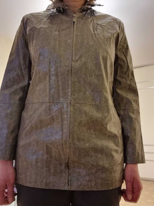 Продам женскую куртку ,дождевик,р.48,б.у