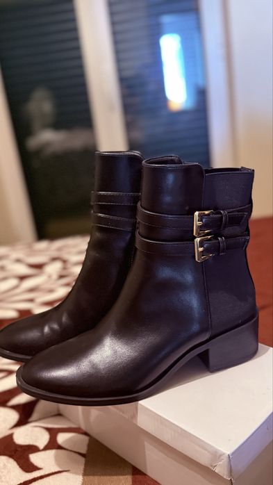 Lote de roupa e calçado feminino NOVOS – casacos, botas e sapatos