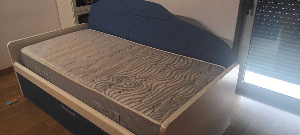 Cama de criança cabeceira formato carro