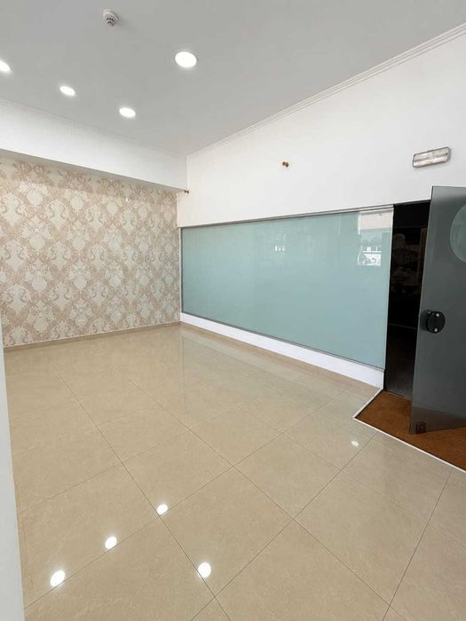 Loja para arrendar no centro de Almada — 37 m² e montra para a rua