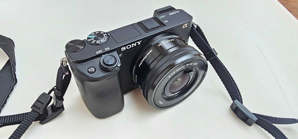 Vendo camera Sony a6300 com lente 16-50mm em excelente estado com diversos acessórios. Muito estimada e Sem sinais de uso.