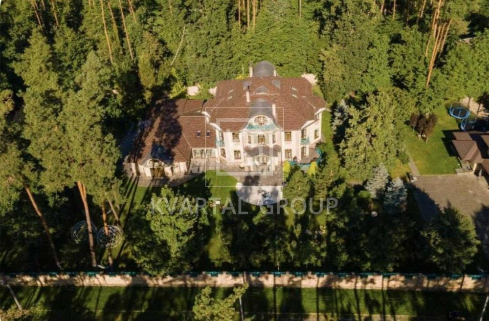 Продаж шикарного величезного будинку з власним озером