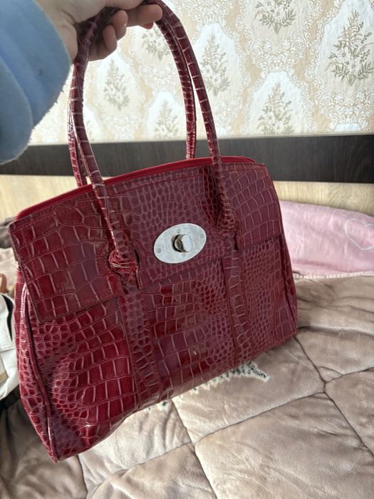 Червона сумка , стильна .