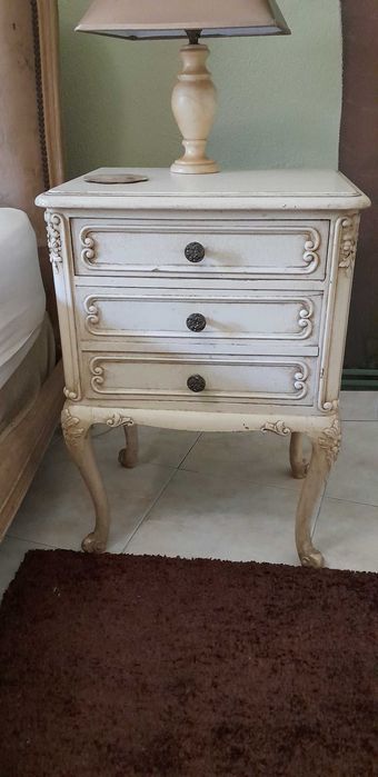 Mesa de cabeceira antiga