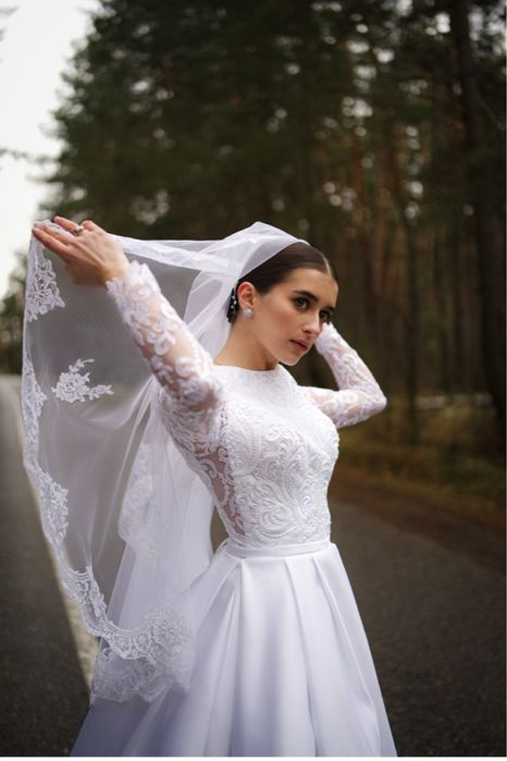 Гарна весільна сукня