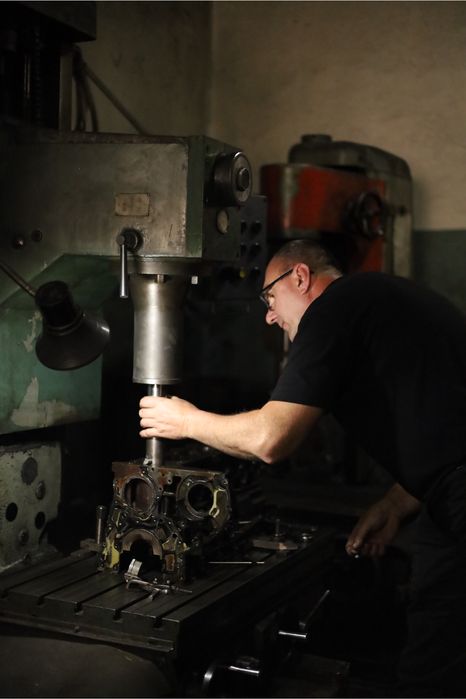 Расточка блока цилиндров, тест на герметичность, шлифовка коленвала.