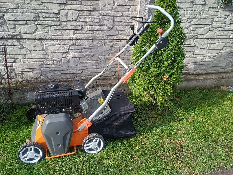 Скарифікація, (вичесування сухої трави, дерну), вертикуляція, посів