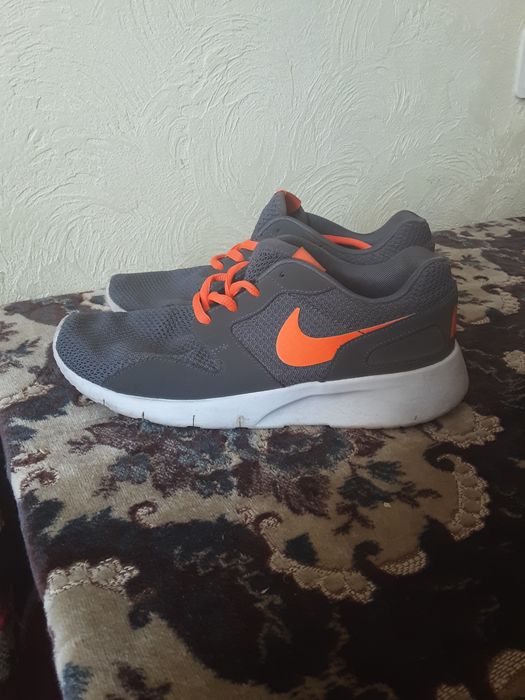 Nike Кросівки жіночи сірі лого р.38.5