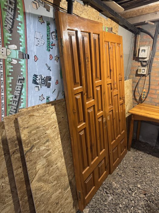 Продам двері та кухонний стіл