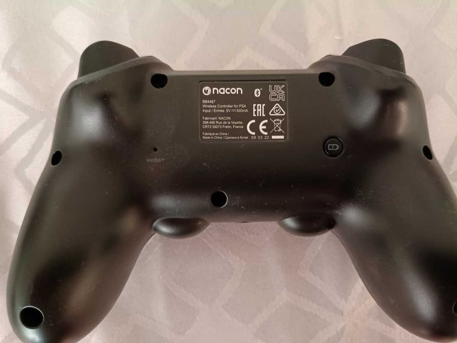 Gamepad, kontroler Nacon BB4487 - bezprzewodowy/przewodowy, asymetryczny pad do Playstation 4 i PC