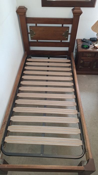 Camas de solteiro em madeira maciça