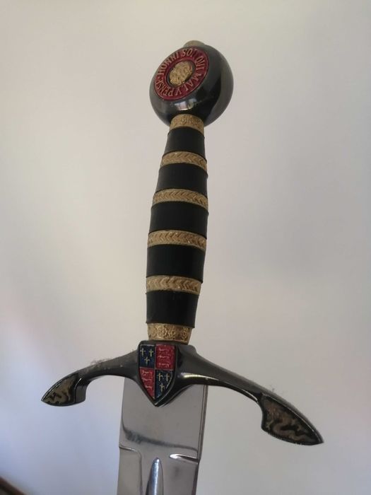 Expositor de parede com adagas históricas