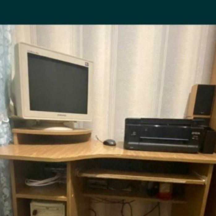 Стіл комп'ютерний