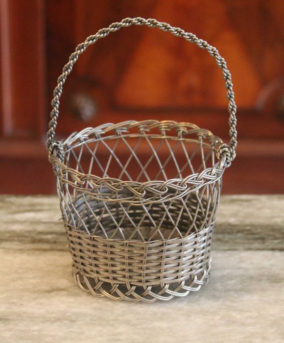 Cesto de arame prateado vintage, anos 60, lindo para decoração.