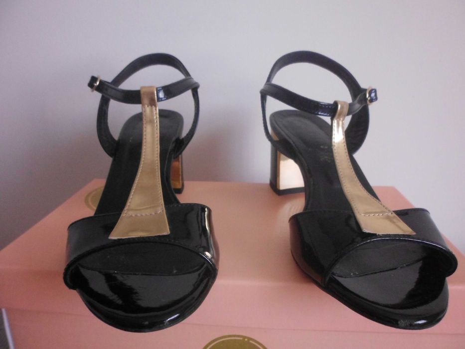 sandálias como novas cor preta e dourada para senhora