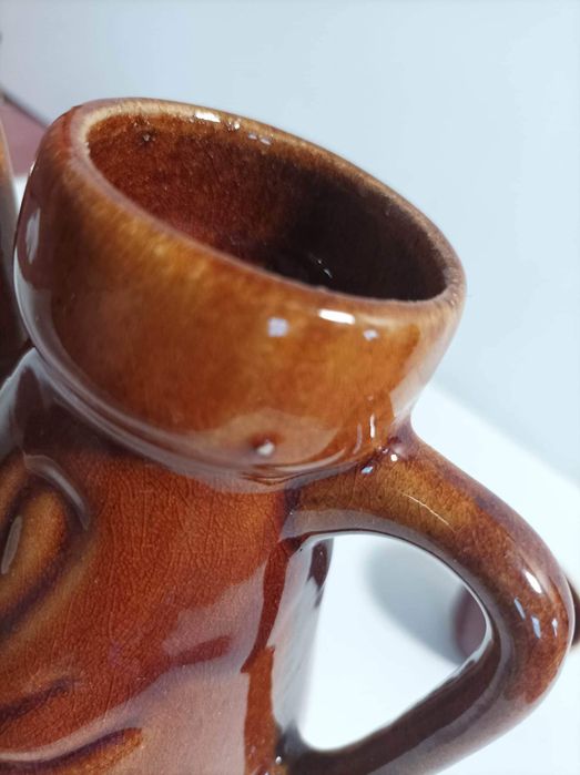Ceramiczny dzbanuszek i trzy czarki
