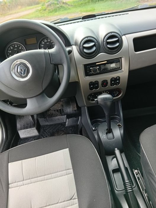 автомобіль Рено сандеро автомат