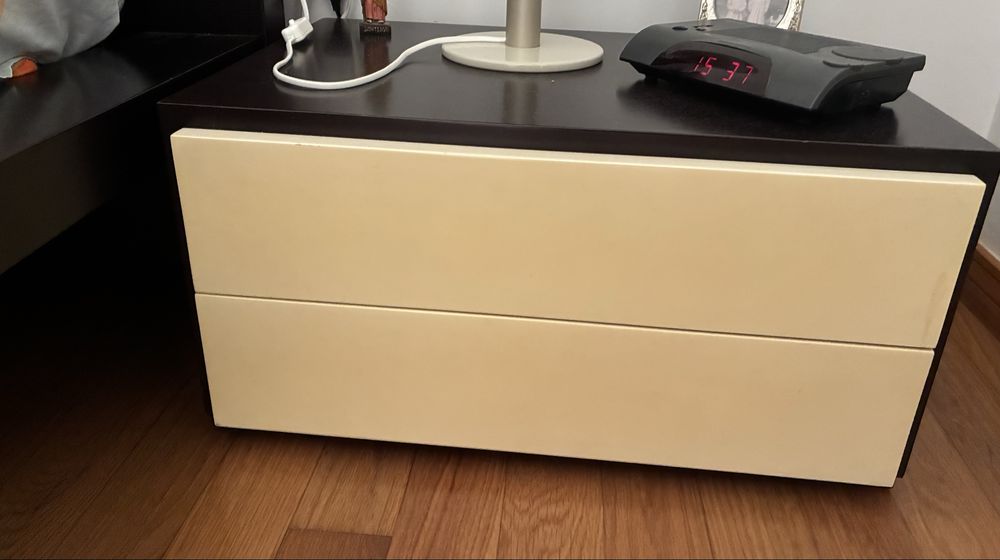 Conjunto de móveis de quarto em madeira maciça de cor castanha escura