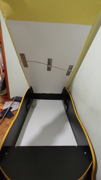 Продається дитяче ліжко автомобіль ціна: 1500 б/у , витримує до 100 кг