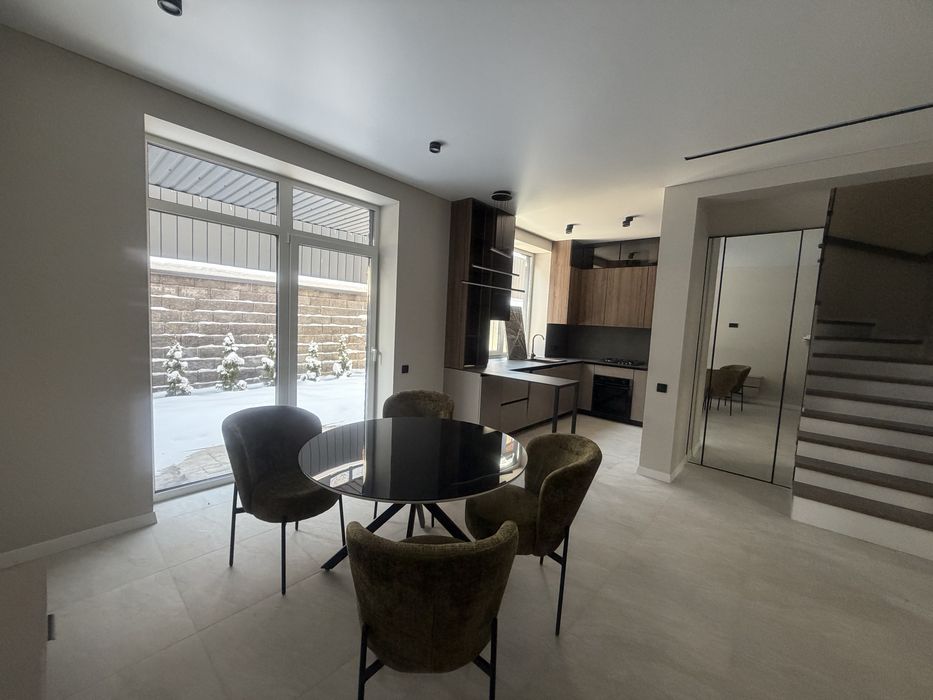 Таунхаус з балконом 100м2. Новий якісний ремонт. Газ